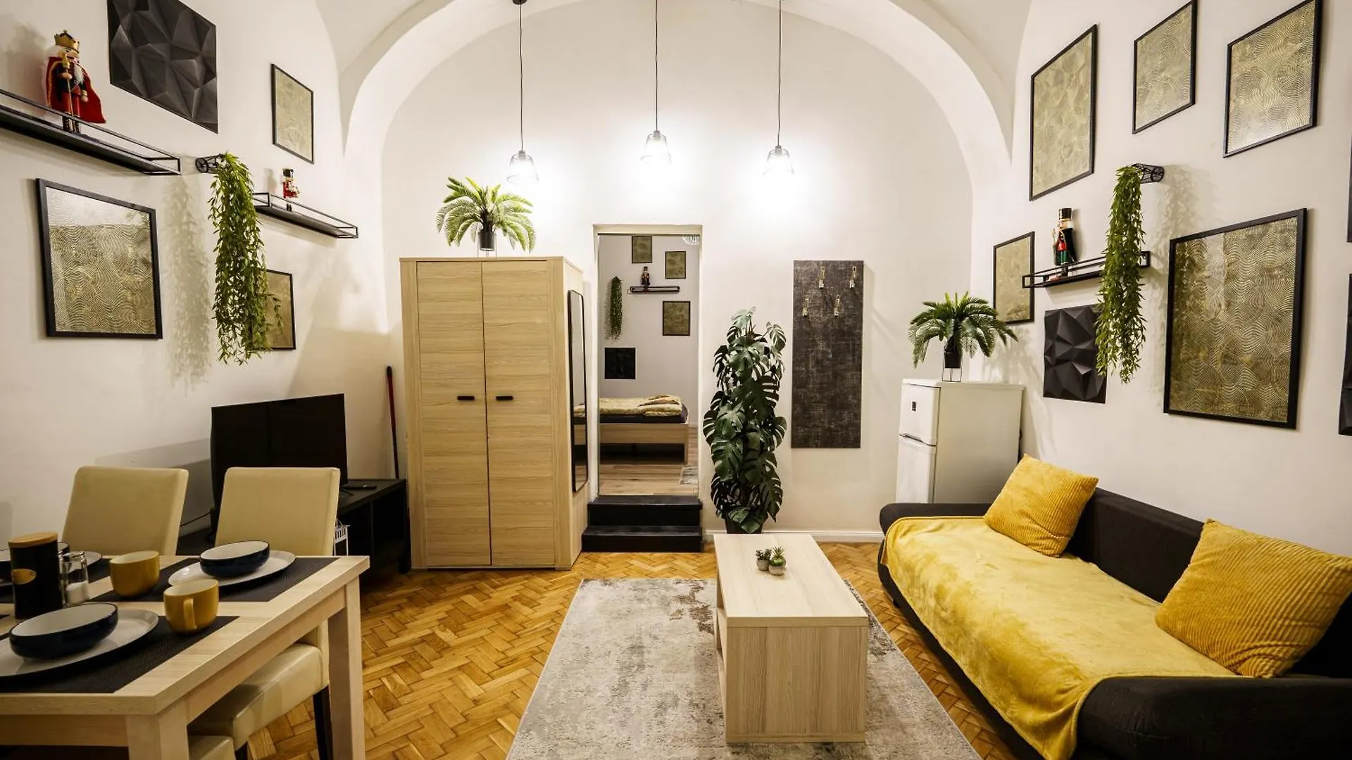Old Fashion Downtown Parlament Apartment